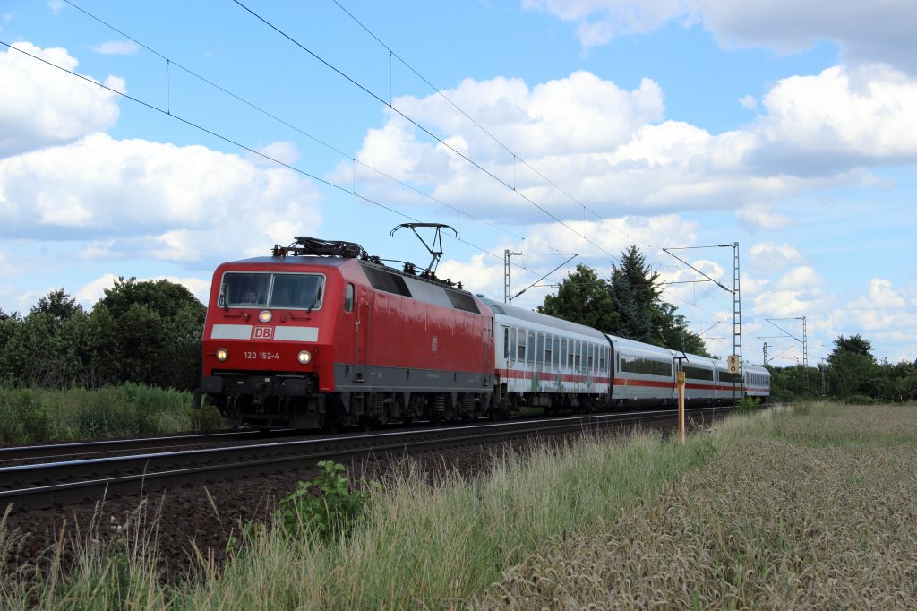 120 152-4 mit einer berfhrung in Frankfurt-Mainkur am 30.07.2012