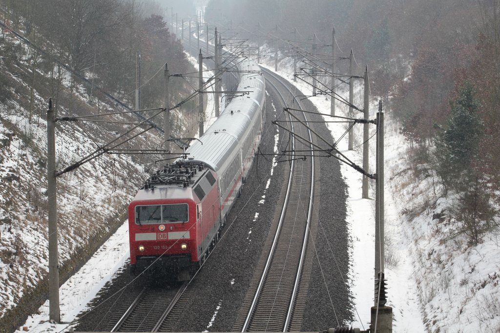 120 152 mit einem IC Ersatzzug fr ICE770 Stuttgart nach Hamburg-Altona, auch mit 10min Versptung auf der Schnellfahrstrecke zwischen Fulda und Kassel in Baunatal- Fuldabrck am 14/03/13