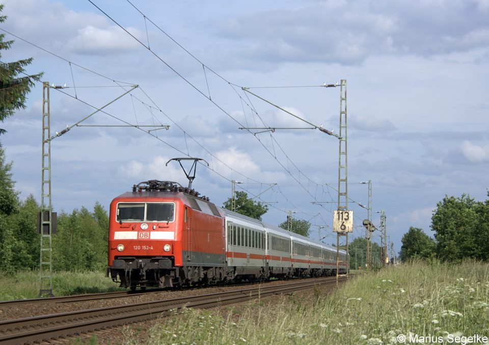 120 152 mit IC 2036 von Leipzig Hbf nach Norddeich Mole in Bremen Arbergen am 02.06.12