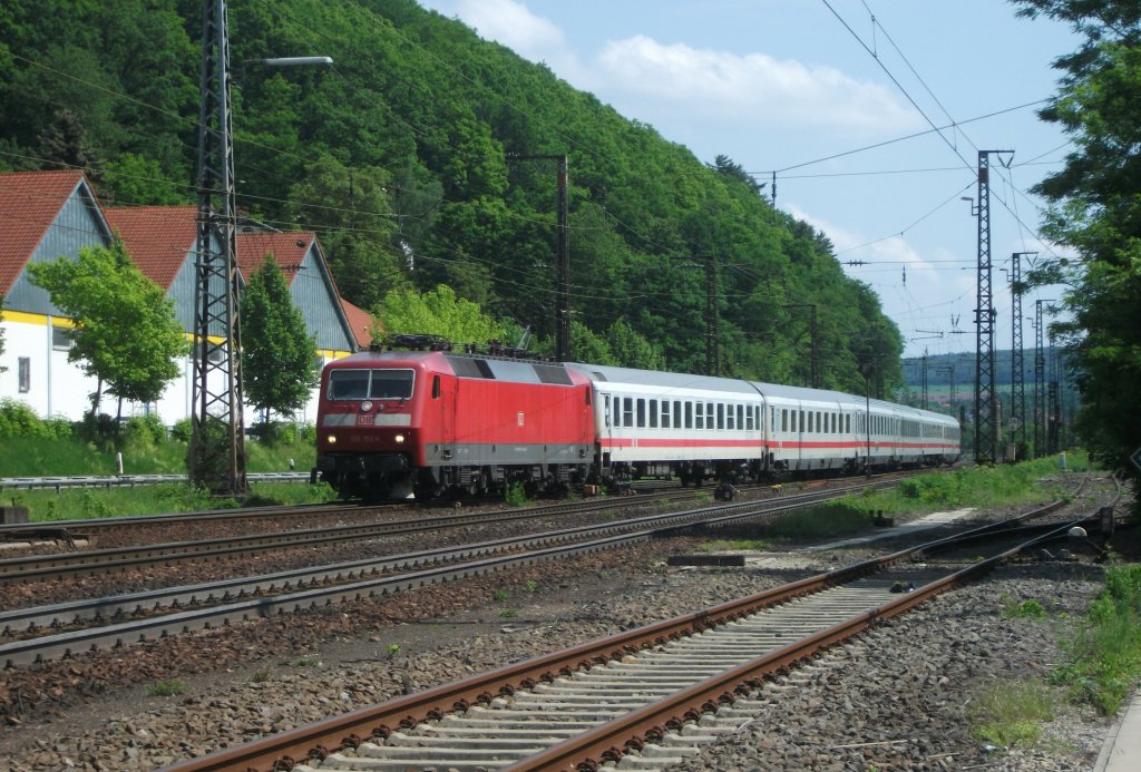 120 152 zieht am 19.Mai 2012 den IC  Rottaler Land  in den Bahnhof Gem�nden(Main), wo er seinen n�chsten Halt einlegen wird.