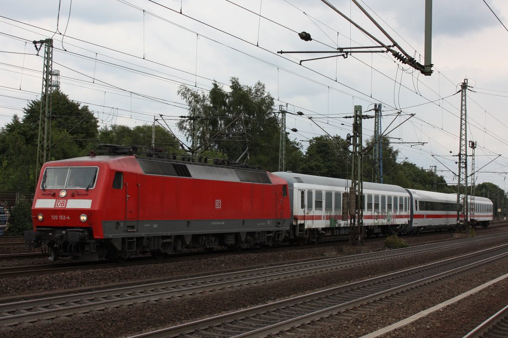 120 152 zieht am 31.7.12 den ICE Mittelwagen 802 915,welcher zwischen zwei alten vergammelten IC Wagen eingestellt war,durch Hamburg-Harburg.