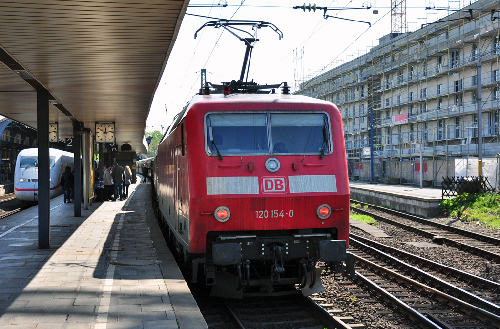 120 154-0 als Schublok (BR 120 auch in Front) f�r IC nach Frankfurt-Hbf.
Bonn Hbf 08.04.2011