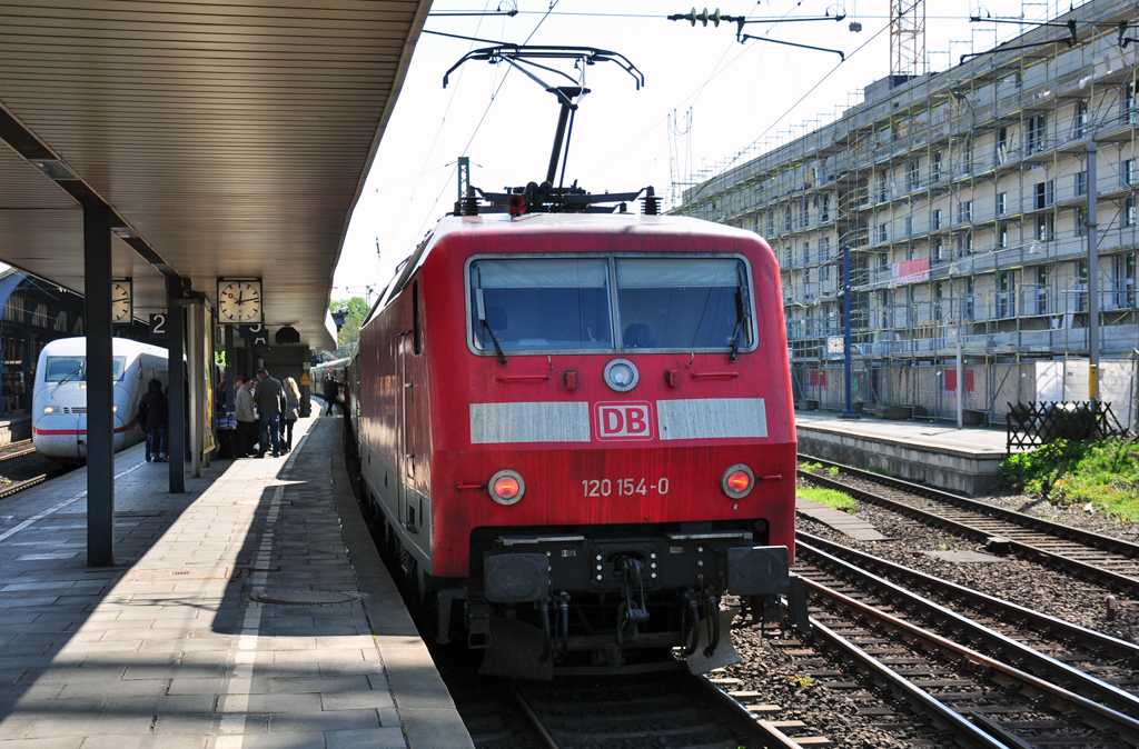 120 154-0 als Schublok (BR 120 auch in Front) fr IC nach Frankfurt-Hbf.
Bonn Hbf 08.04.2011