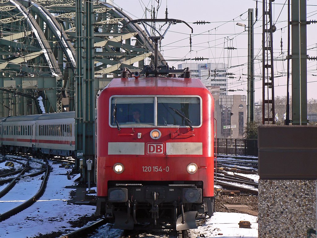 120 154-0 bei der Einfahrt in Kln Hbf am 16.02.2010