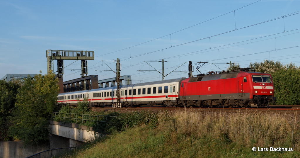 120 154-0 bringt im abnehmenden Tageslicht einen IC von der Hansestadt Hamburg Richtung Sden, vorbei an den Sderelbbrcken. 30.09.12.