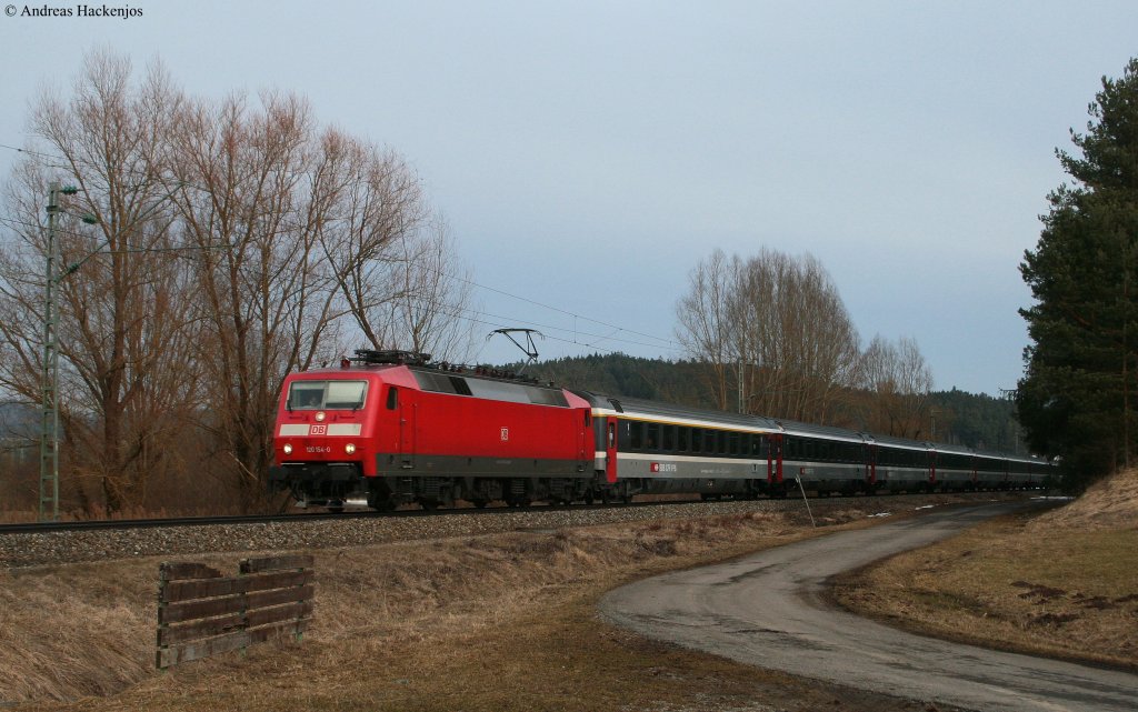 120 154-0 mit dem IC 486 (Zrich HB-Stuttgart Hbf) bei Neufra 18.3.10. Das war der letzte Zug mit dieser Nummer. Ab 21.Mrz verkehren dann nur noch solche Garnituren mit den ICE Nummmern. Die Garnitur war auch doppelt solange wie sonst.