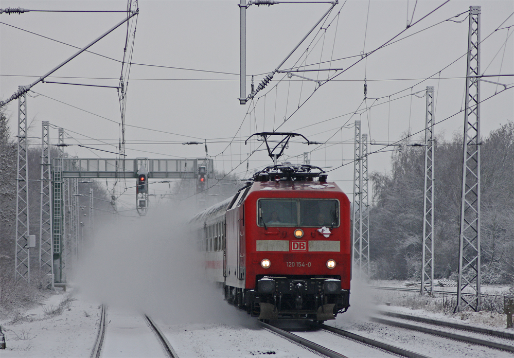 120 154-0 mit dem IC1918 nach Berlin-Sdkreuz bei der Durchfahrt in Geilenkirchen, 17.12.10