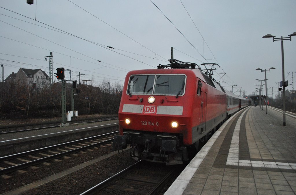 120 154-0, mit Halt in Lehrte, am 30.01.2011.