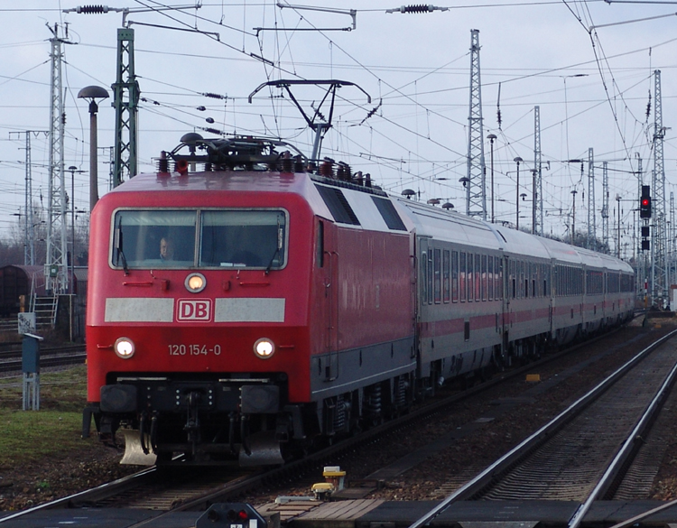 120 154-0 mit IC2388 von Frankfurt(Main)Hbf nach Berlin-Sdkreuz bei der Einfahrt im Bahnhof Stendal.(15.01.2011)
