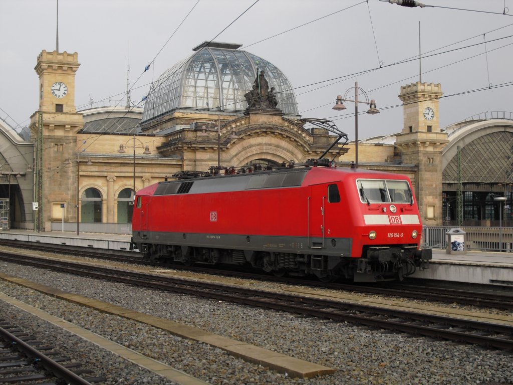 120 154-0 setzte sich von ihrem Zug im Hbf Dresden ab, am 28.03.10.