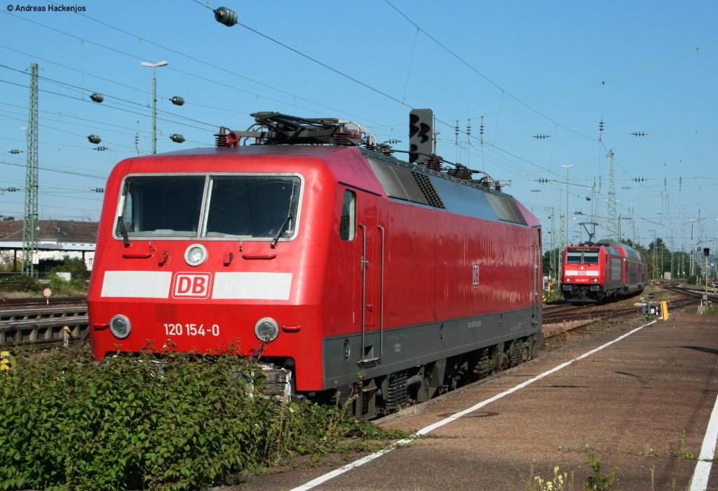 120 154-0 wartet am 21.9.10 auf neue Aufgaben, w�hrend hinten 146 202-7 mit einem RE aus Stuttgart einrollt. Karlsruhe Hbf 21.9.10