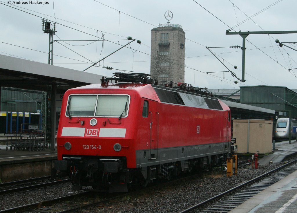 120 154-0 wartet am regnerischen 2.8.10 auf neue Aufgaben im Hbf von Stuttgart