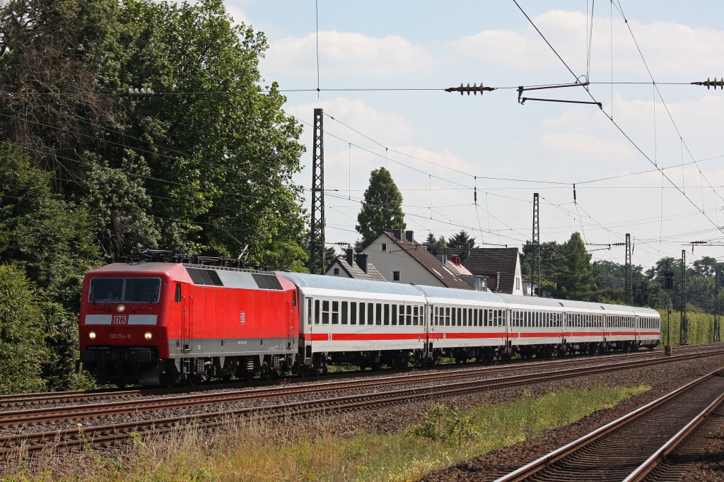 120 154 am 22.7.12 mit einem IC in Dsseldorf-Angermund.