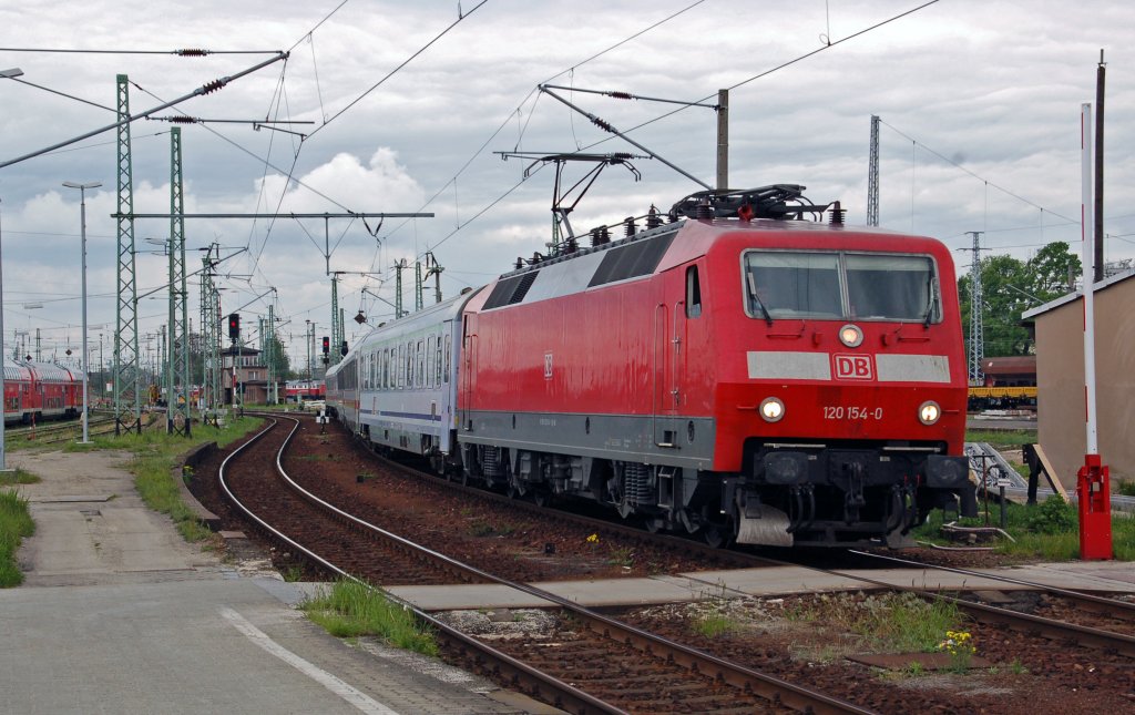 120 154 bringt den EC 341 mit +50 nach Cottbus, ab hier bernimmt eine SU 46 den Zug.