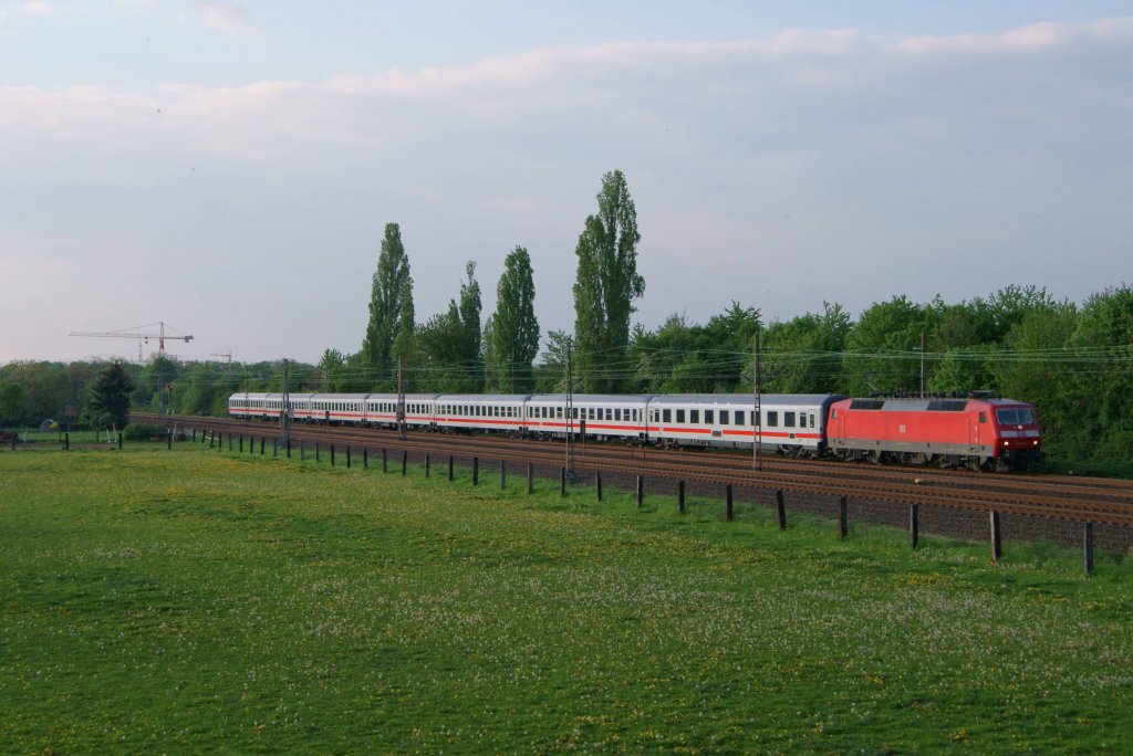 120 154 fuhr am 01. Mai 2012 mit dem IC 1917 durch Langenfeld (Rheinland) 