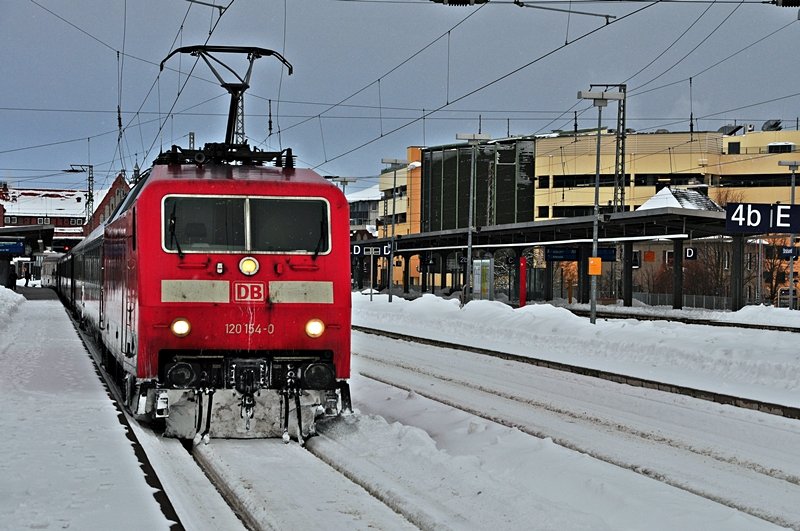 120 154 hat ihren IC auf Bahnsteig 5 des Hbf Stralsund bereit gestellt am 13.02.2010