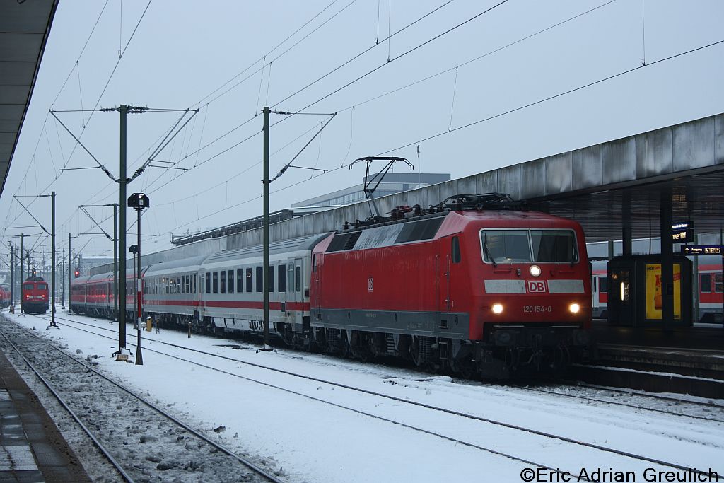 120 154 mit dem IC Hannover-Bremen am 22.12.2010 in Hannover HBF.