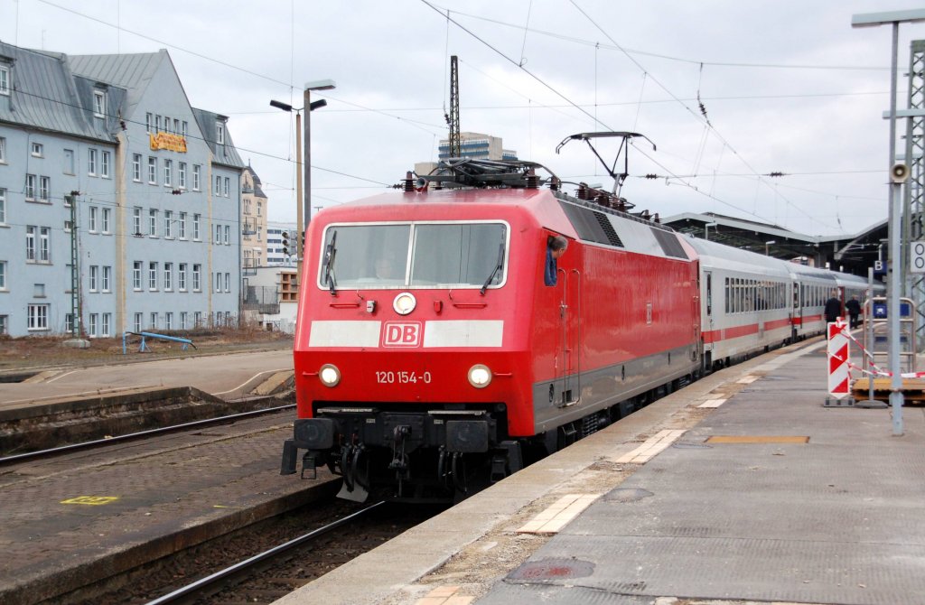 120 154 steht am 14.03.10 mit IC 1848 im Hbf Halle(S).