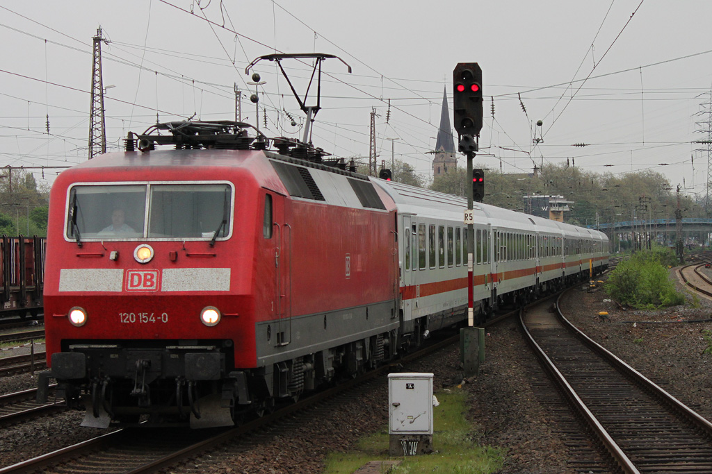 120 154 zog am 1.5.12 den IC 1917 durch Mhlheim-Styrum.