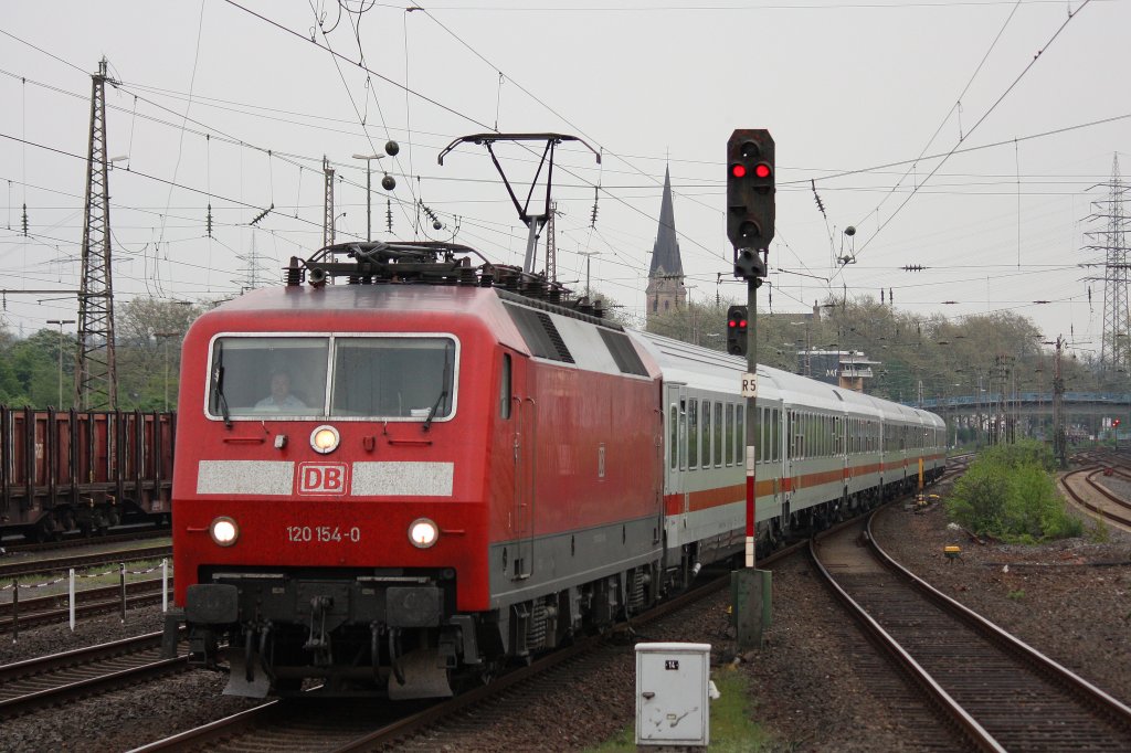 120 154 zog am 1.5.12 einen IC durch Mlheim-Styrum.