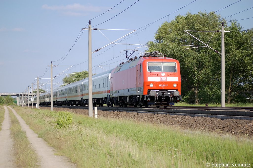 120 155-7 mit dem IC 1993 von Berlin S�dkreuz nach Stuttgart Hbf und IC 1925 von Berlin S�dkreuz nach K�ln Hbf zwischen Gro�wudicke und Rathenow. Am Zugende hing noch die 101 132-9. 29.05.2011