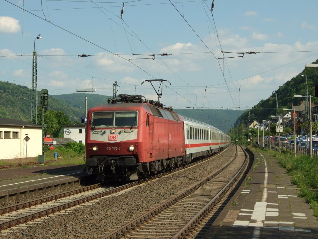 120 155-7 mit IC2022 (Frankfurt-Hamburg/Altona)durchfhrt am 23.5.2010 den Bahnhof Oberwesel.