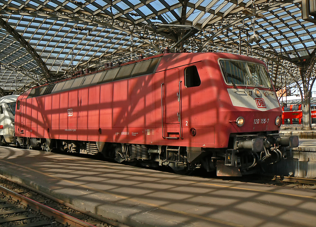 120 155-7 in  sch�n-rot  in K�ln Hbf 06.04.2010