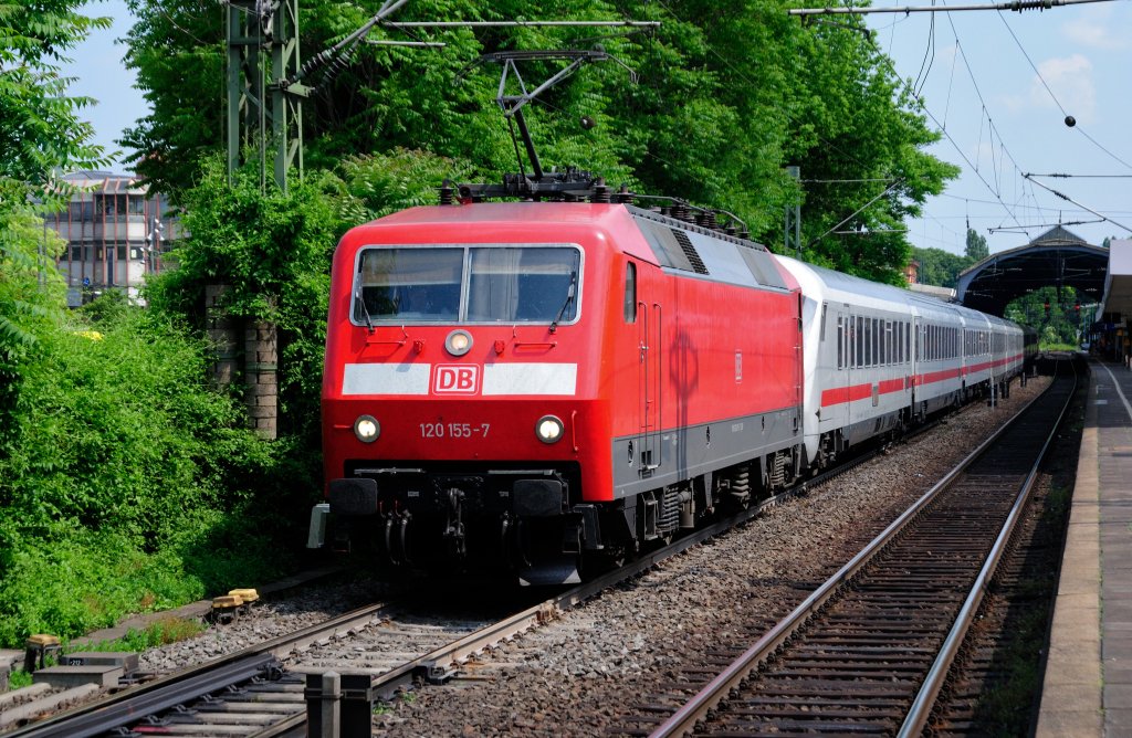 120 155 am 28.05.12 bei der Ausfahrt aus dem Bonner Hbf.