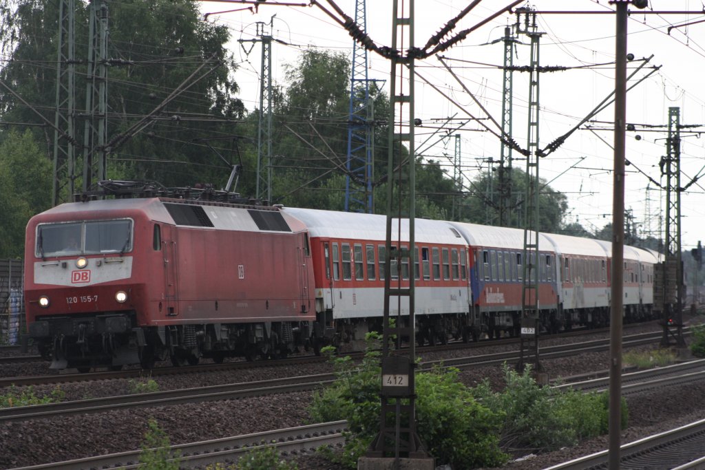 120 155 mit einem Autozug in Richtung Hamburg Altona in Hamburg Harburg am 11.07.2010