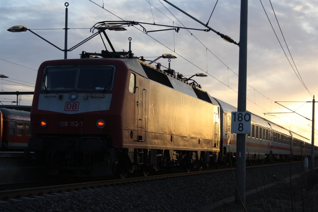 120 155 schob am 21.03.2010 den IC 1897 von Berlin Sdkreuz nach Stuttgart HBF hier beim Halt in Wolfsburg um 18:11