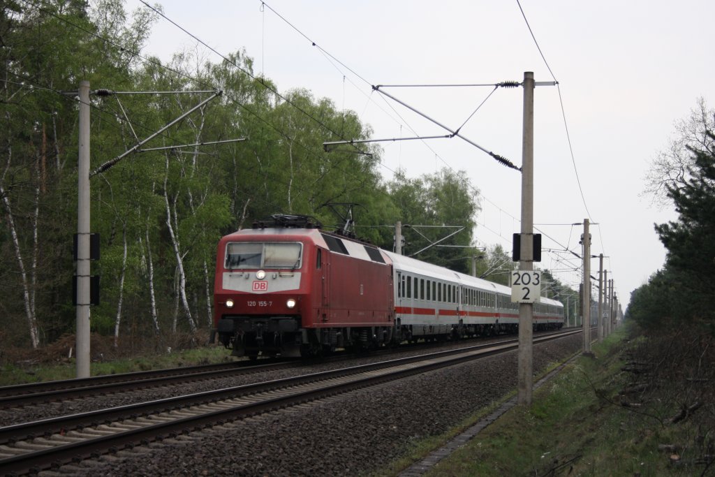 120 155(Orientrot) zog am 30.04.2010 einen IC durch Gifhorn in Richtung Hannover