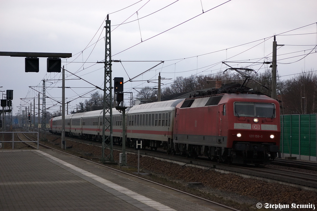 120 156-5 mit dem IC 2803 f�r ICE 847 von Hamm(Westf) nach Berlin Ostbahnhof in Rathenow. Am Zugende schiebt die 120 157-3. 17.01.2012