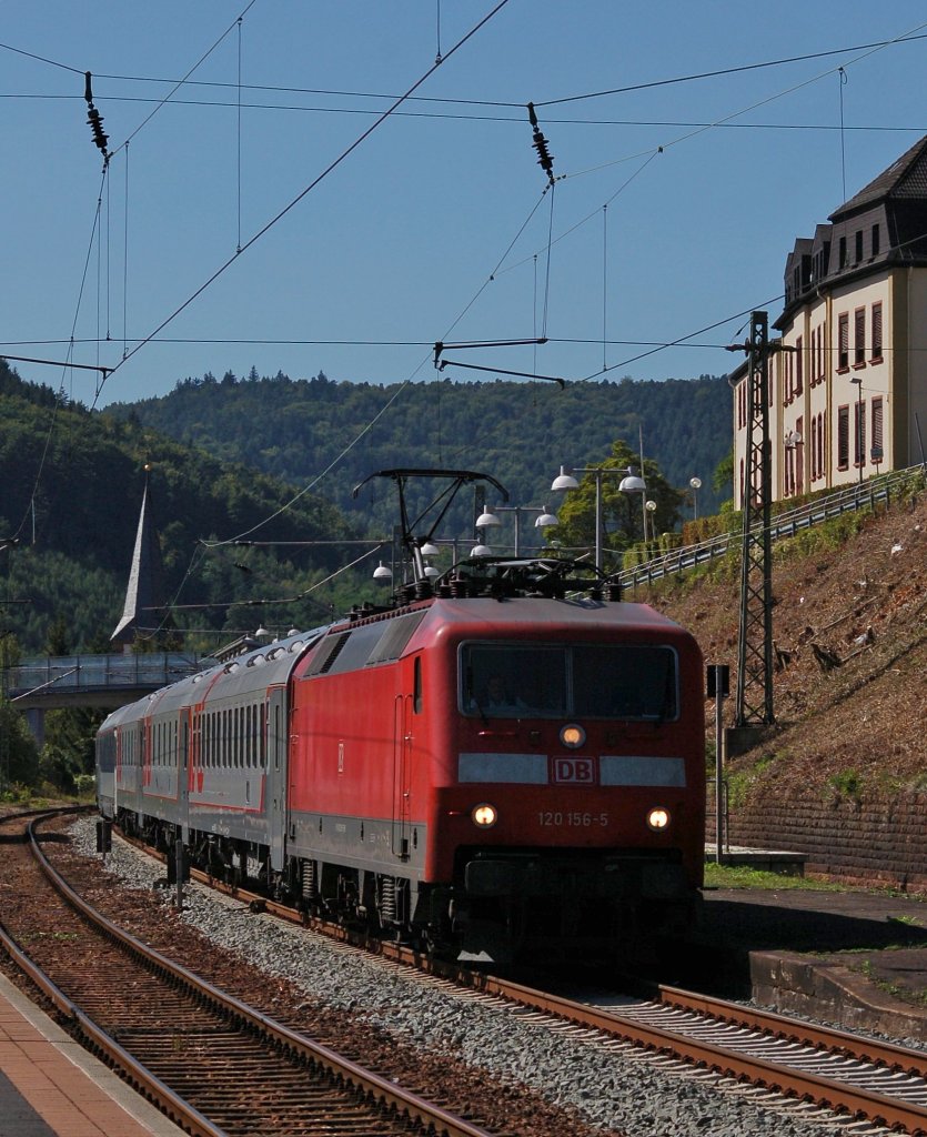 120 156-5 mit EN 453, Paris Est - Moska Belorusskaja, fhrt in Lambrecht(Pfalz) dem nchsten Halt Mannheim Hbf entgegen. 06.09.2012