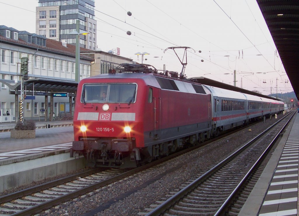 120 156-5 steht mit dem IC 2056 Heidelberg - Saarbrcken am 12.12.2011 in Kaiserslautern