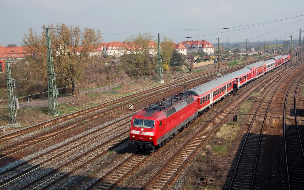 120 156 erreicht mit PbZ 1967 Halle(S). Fotografiert am 13.04.10 am Rbf Halle(S).