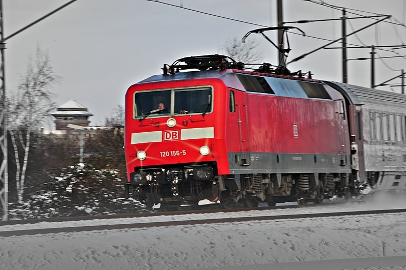 120 156 mit dem EC kurz vor dem Bf Stralsund am 03.01.2010