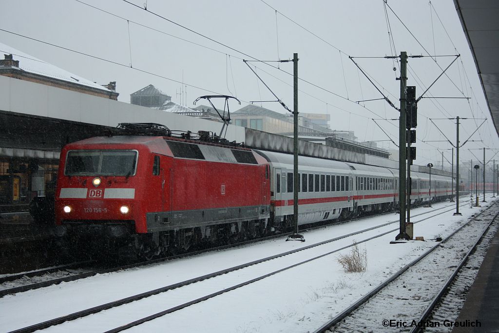 120 156 mit dem IC 1881 am 5.12.2010 in Hannover.