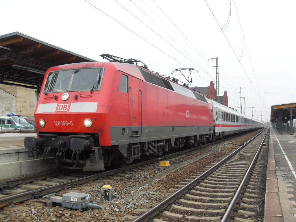 120 156 mit IC 144 am 17.02.2011 in Stendal.