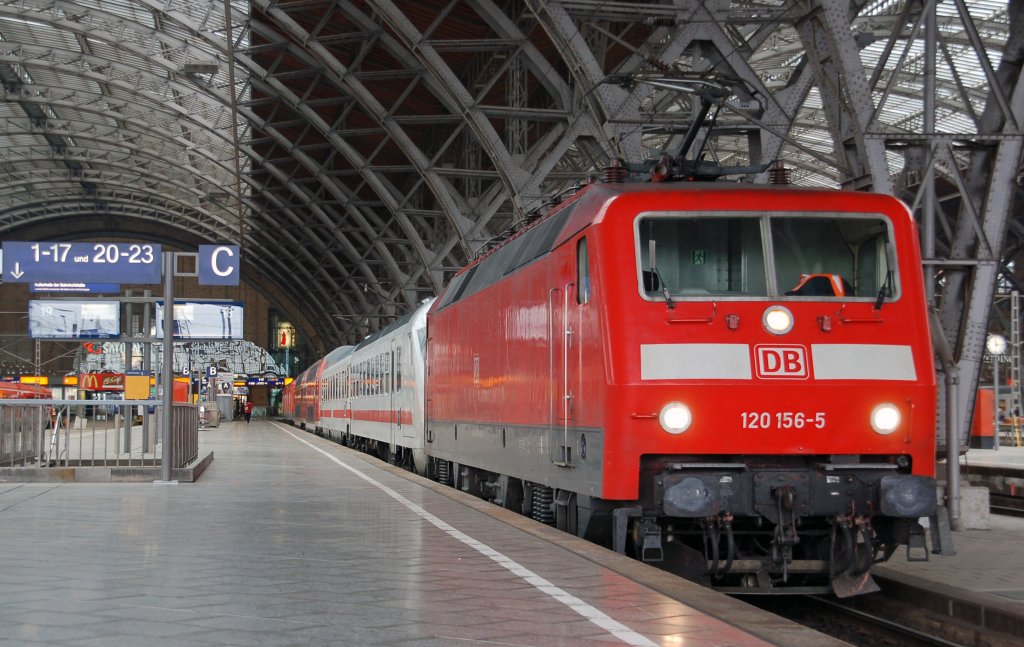 120 156 steht am 15.04.10 mit PbZ 1966 im Leipziger Hbf.
