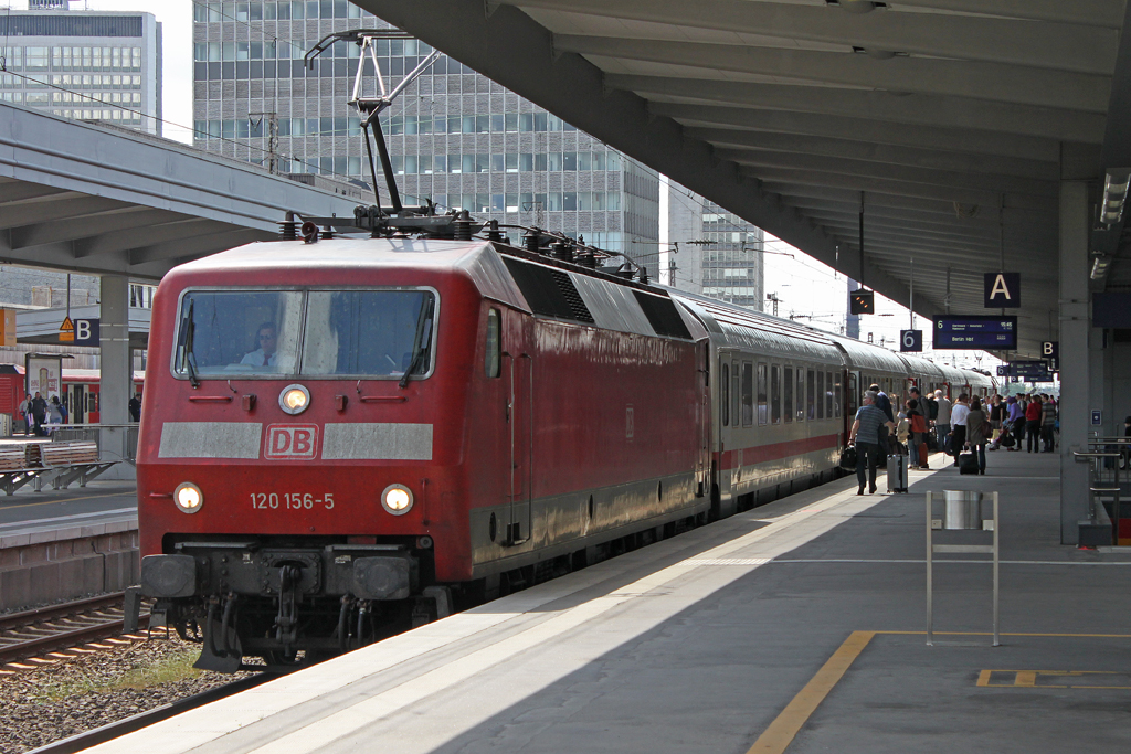120 156 zog am 20.5.12 den IC 1920 nach Berlin.Hier in Essen Hbf.
