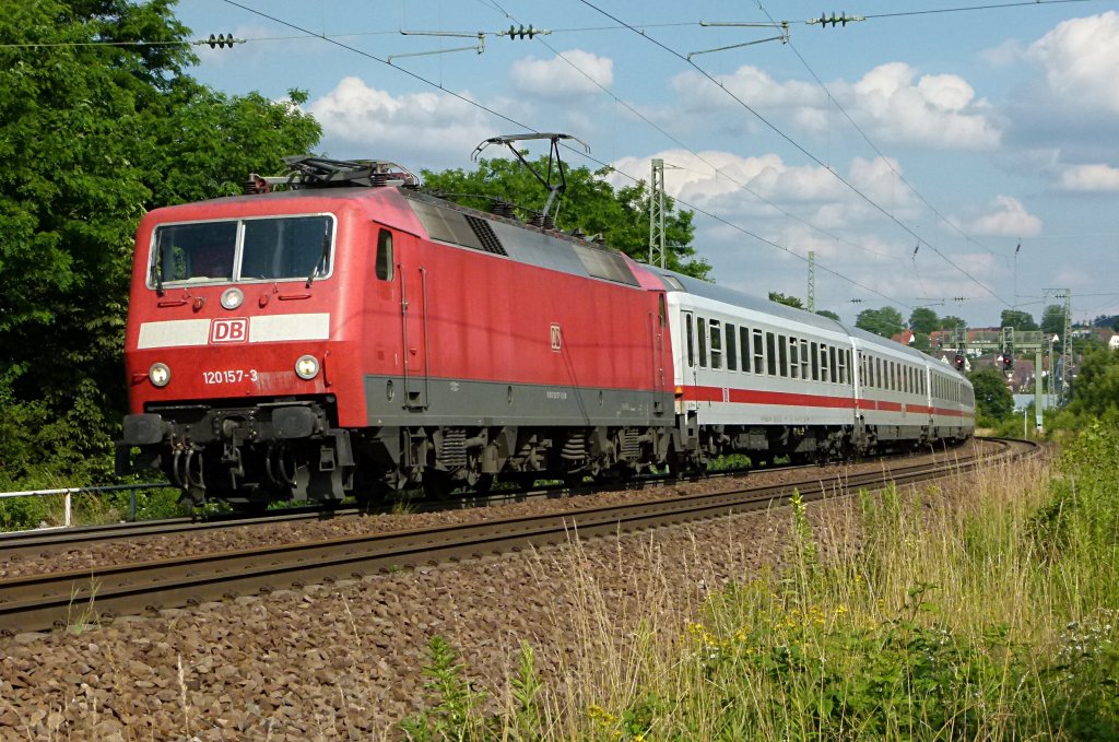 120 157-3 ist mit dem IC 2054 Frankfurt (Main) - Saarbrcken am 26.06.2012 bei Kaiserslautern Pfaffwerk