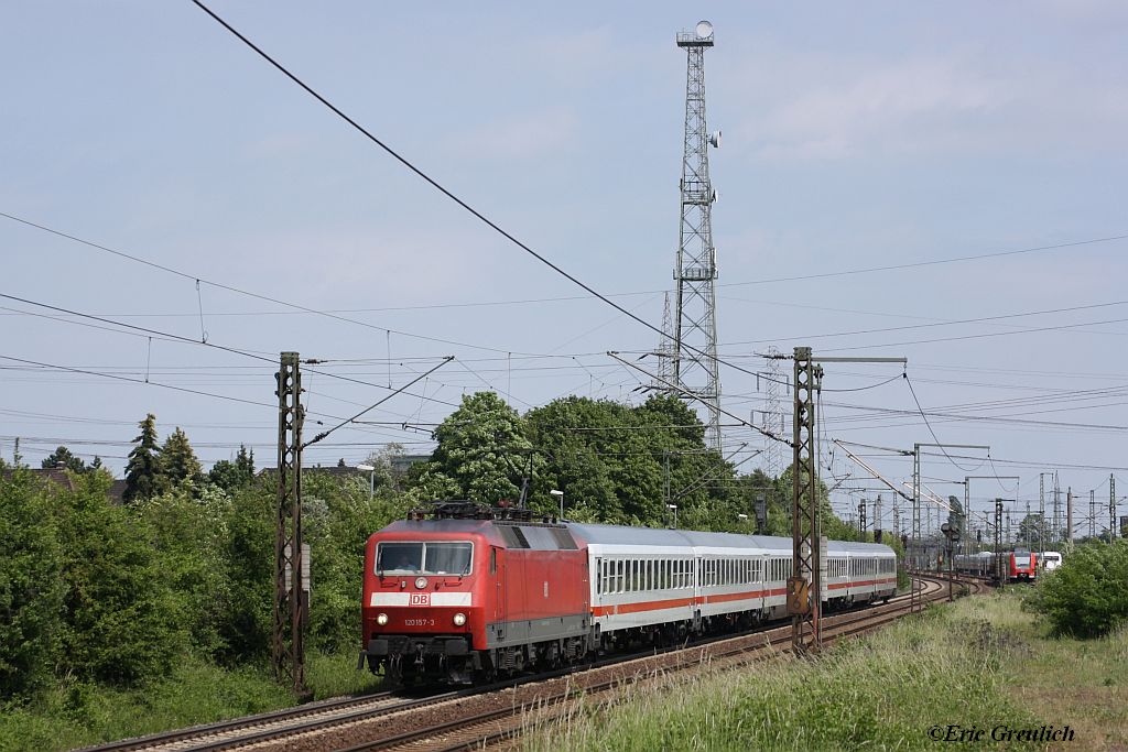120 157 am 29.05.2011 in H-Ahlten, aufgrund einer Bombenentsch�rfung konnten nicht alle Z�ge den Regelweg nehmen.