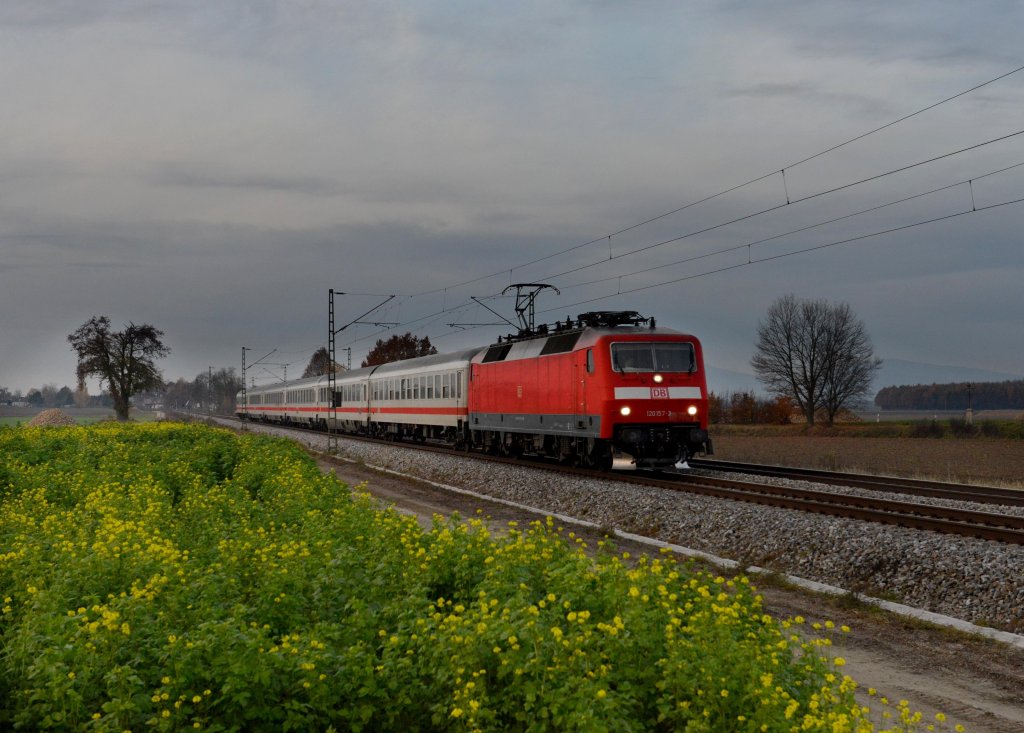 120 157 mit IC 1987  Rottaler Land  am 10.11.2012 unterwegs bei Langenisarhofen.