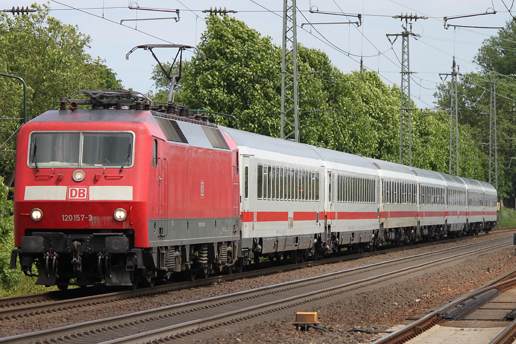 120 157 zog am 10.6.12 einen IC durch Dsseldorf-Oberbilk.