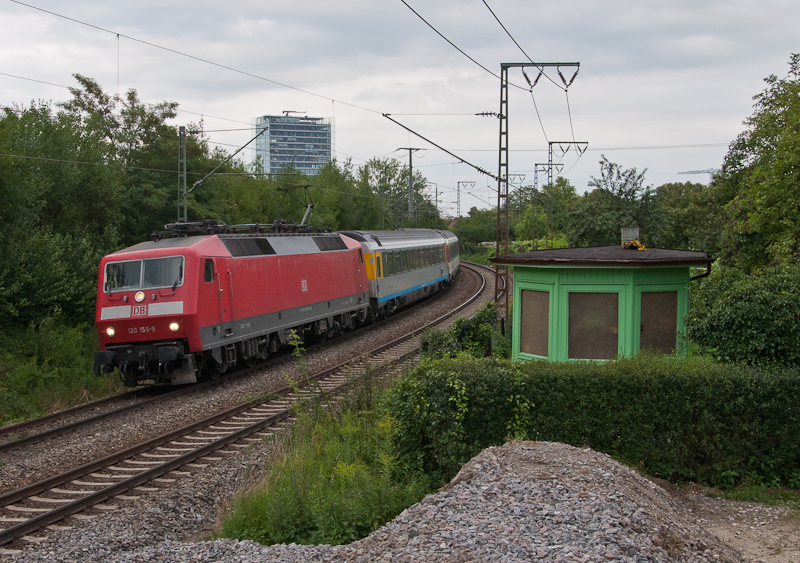 120 159-9 am 30. Juli 2011 mit IC 182 (Zrich HB - Stuttgart Hbf) in Singen(Hohentwiel).