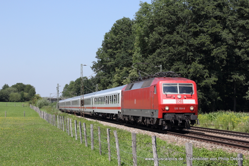 120 159-9 (DB) fährt am 27. Juli 2012 um 14:41 Uhr mit einem Intercity durch Großkarolinenfeld