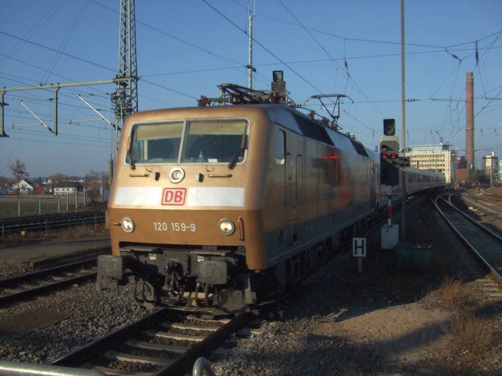 120 159-9 fhrt mit InterCity 1919 in Bielefeld ein. 28.03.2011.