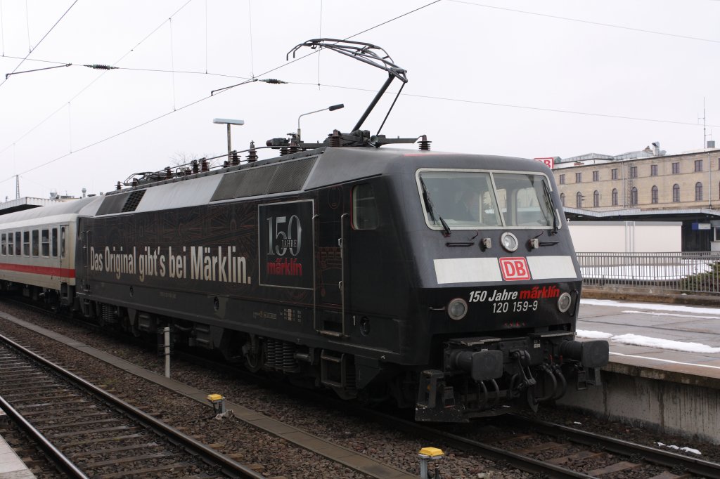 120 159-9 (Mrklin) endlich auch mal in Magdeburg Hbf, leider spielte das Wetter nicht mit :-( Sie hing vor dem IC 2246 von Leipzig nach Mnchen, fotografiert am 12.03.2010 von Gleis 7. 