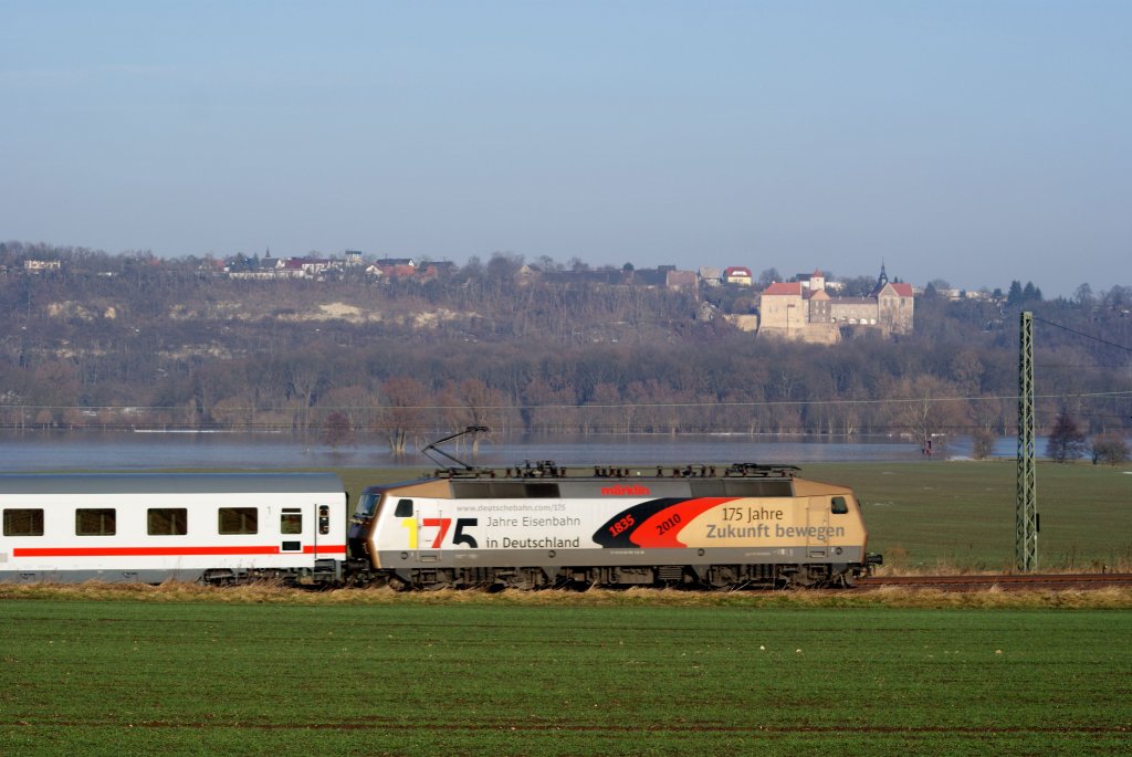 120 159-9 mit einem IC Richtung Weienfels am Saalehochwasser und Schlo Goseck vorbeifahrend.10.01.2011