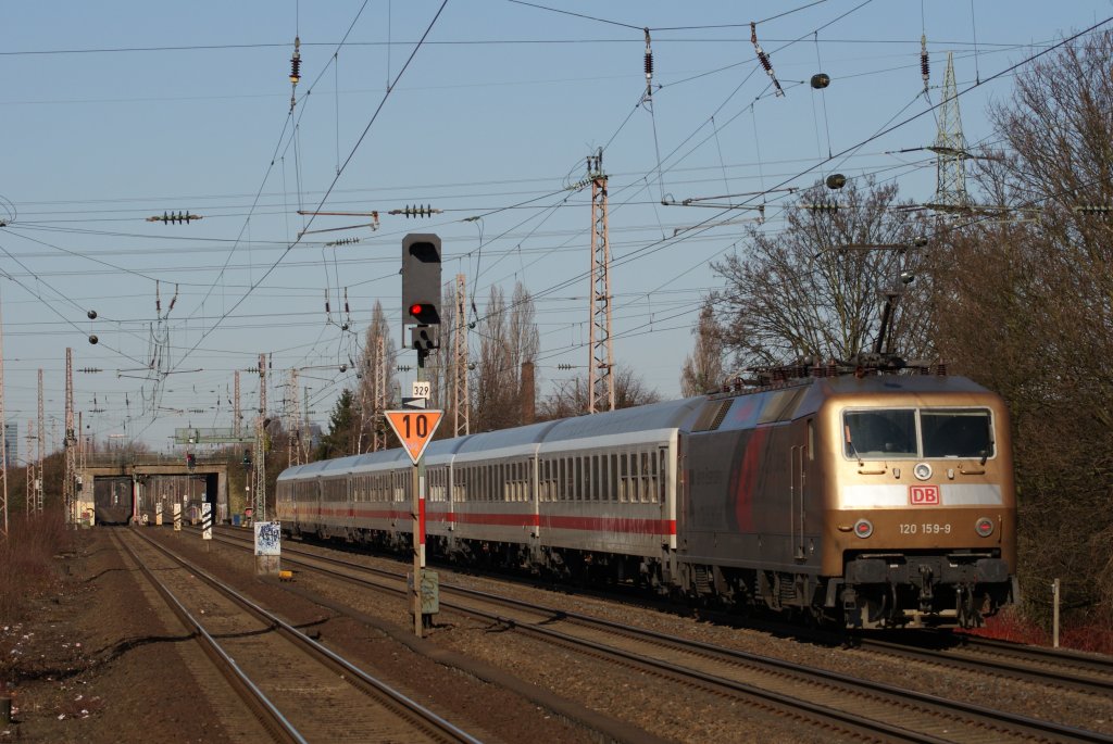 120 159-9 schiebt einen Intercity in Richtung Dsseldorf Hbf durch Dsseldorf-Eller-Sd am 07.03.2011
